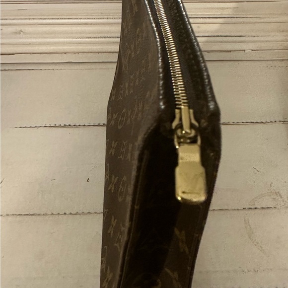 Price Drop!! 💯% Authentic Louis Vuitton Toiletry 26✨ - Picture 3 of 8